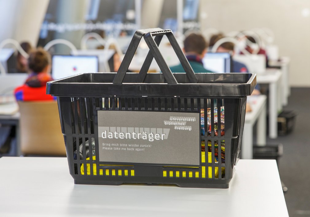 Bücherkorb in der Bibliothek.