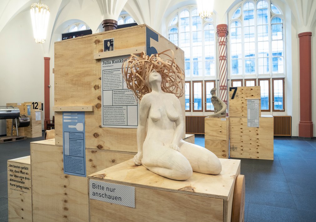 Die kubischen Ausstellungselemente aus Sperrholz ermöglichen eine flexible Raumgestaltung
