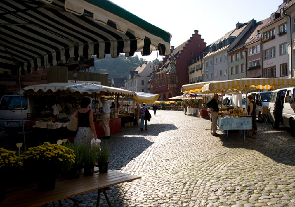 Blick über den Münstermarkt auf die Oberkirch-Fassade und das Historische Kaufhaus